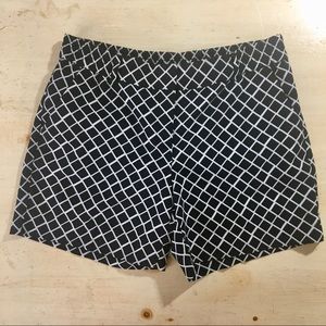 ☘️ The Limited black and white patterned shorts
